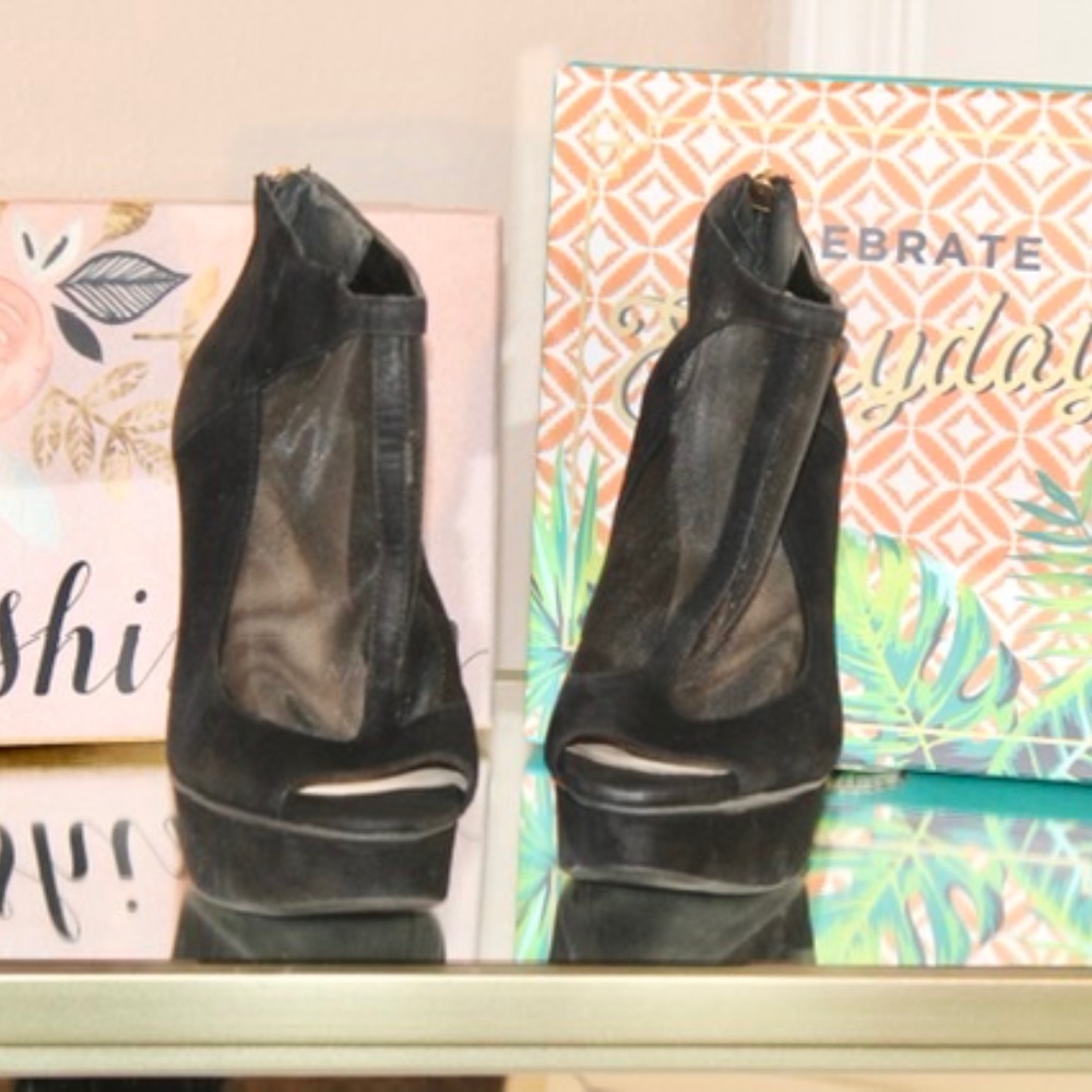 Jessica Simpson black heel shoe. Size 7M